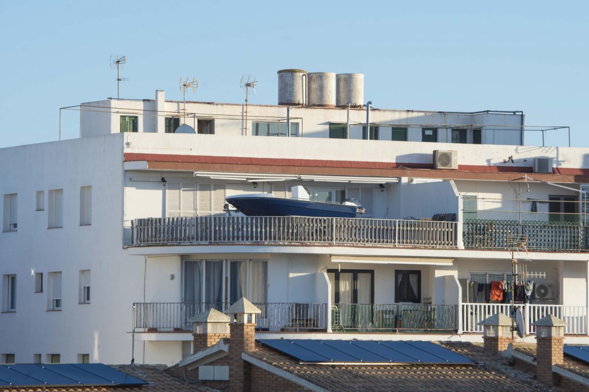 Es Castell advierte de los peligros de guardar una embarcación en la terraza de un piso o azotea