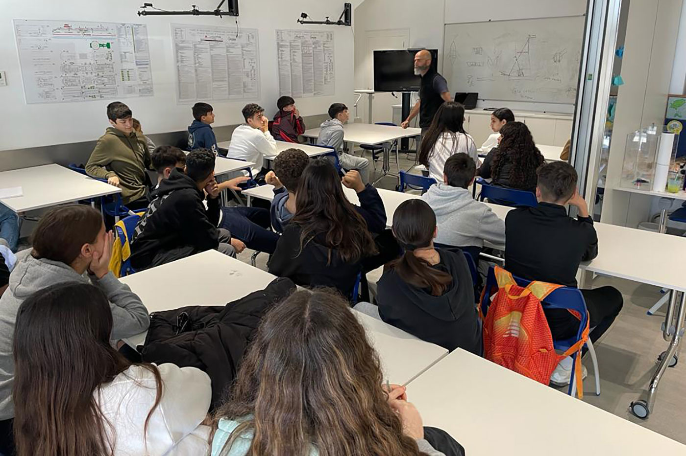 Unos alumnos aprenden en el Club Nàutic Sant Antoni de Portmany cómo se construyen los tradicionales