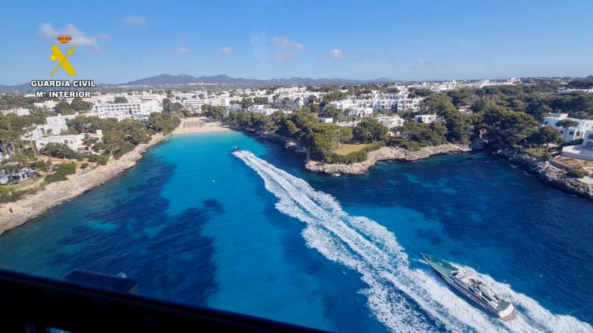 Recuperados del mar 26 fardos más de hachís de la narcolancha interceptada en Cala Sa Nau