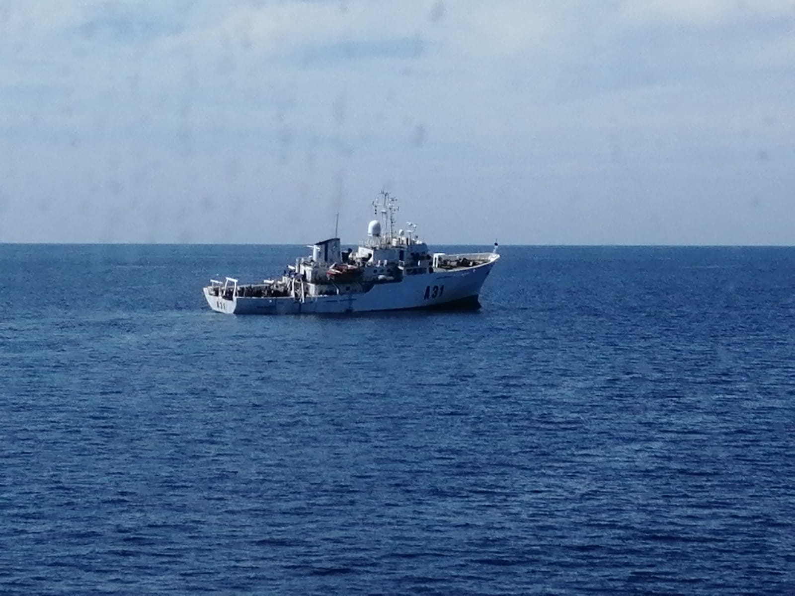 Remolcan al buque de la Armada Española encallado frente a la costa de Ibiza