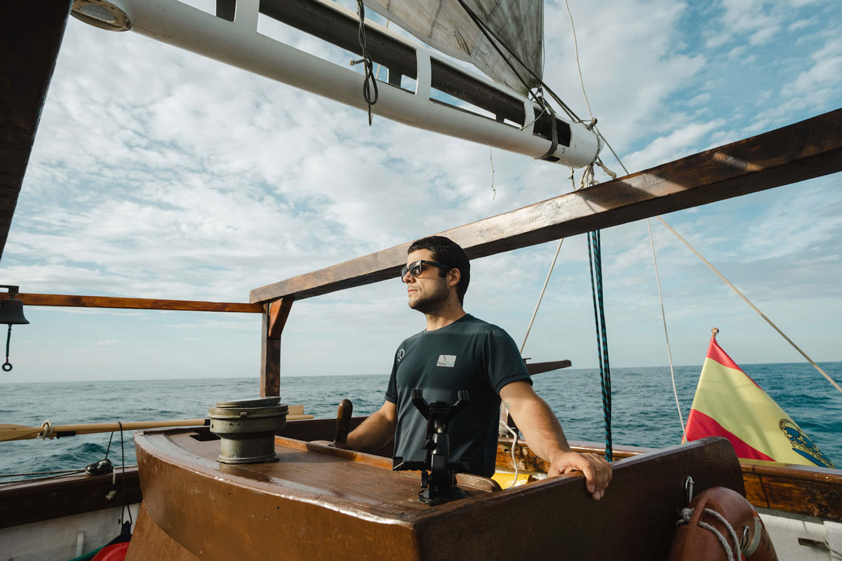 Nacho Dean recala en Mallorca durante su vuelta a España a vela para analizar el estado del mar