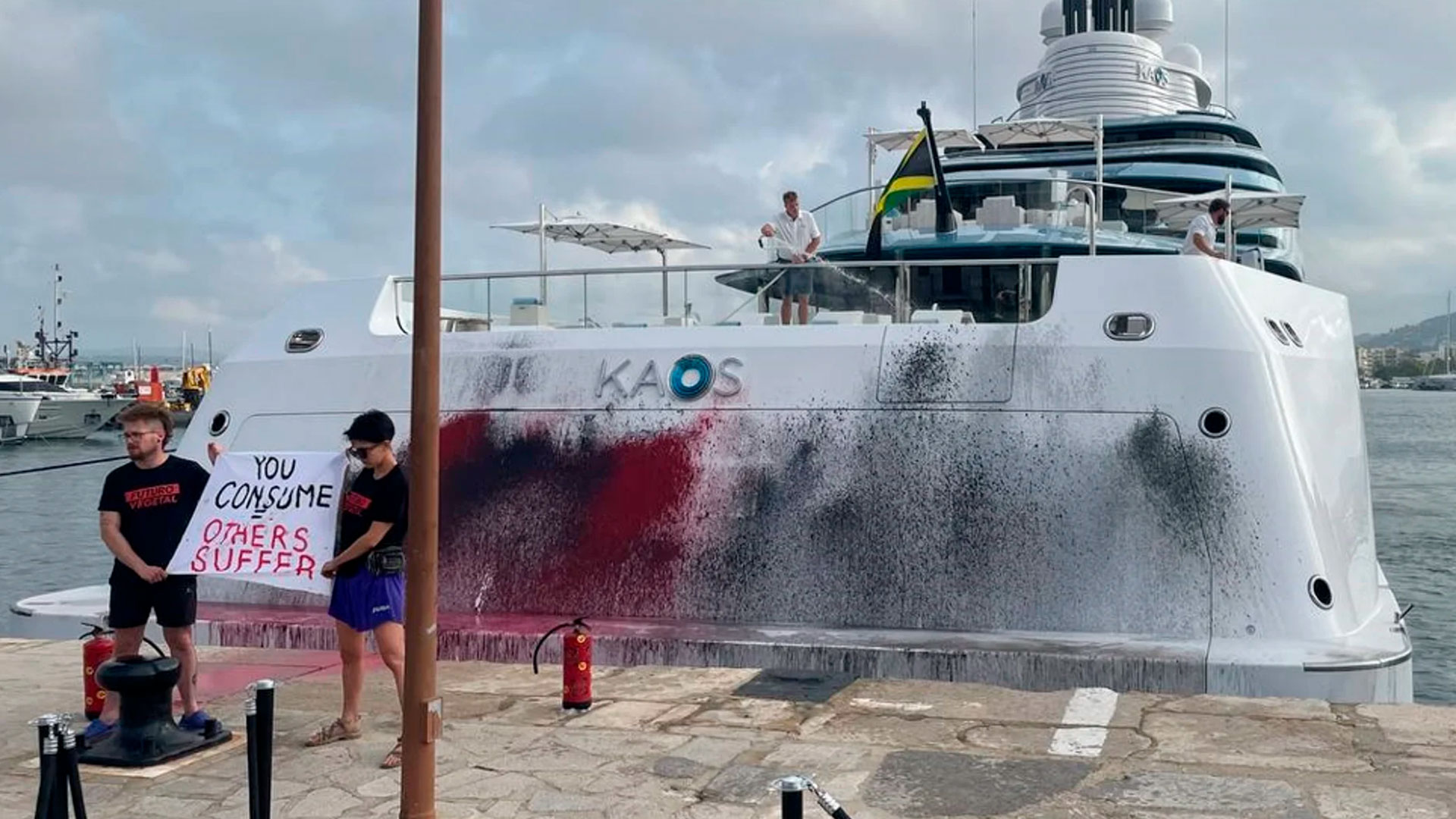 La patronal náutica balear condena la vandalización del megayate Kaos en Ibiza