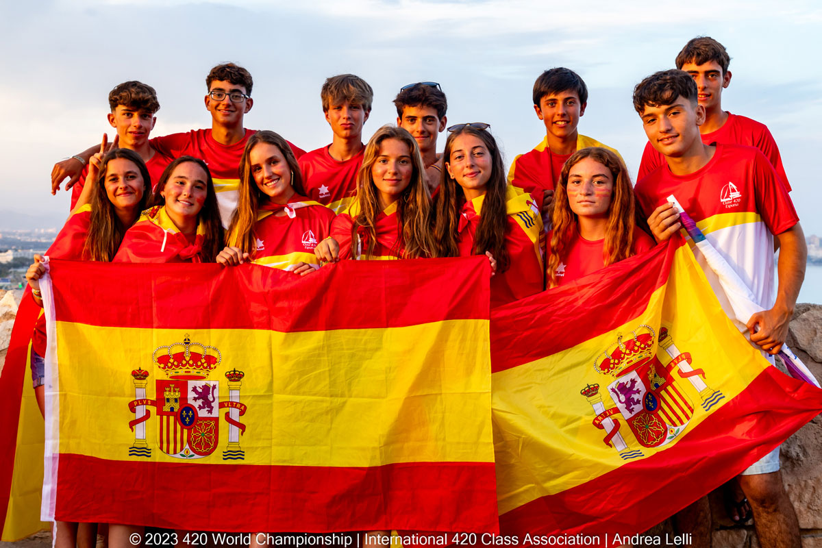 The sailors of Club Nàutic S’Arenal, María Perelló and Marta Cardona lead the World class 420