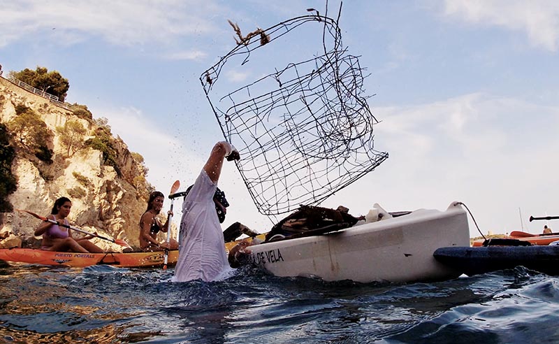 Blue Marina collects 17 kilos of microplastics and other wastes of the area of Puerto Portals