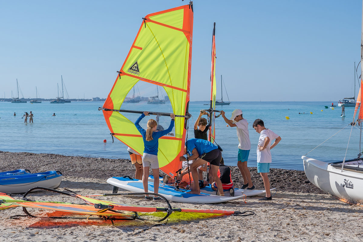 Más de 500 alumnos aprenden a navegar en la Escuela de Verano del Club Nàutic Sa Ràpita