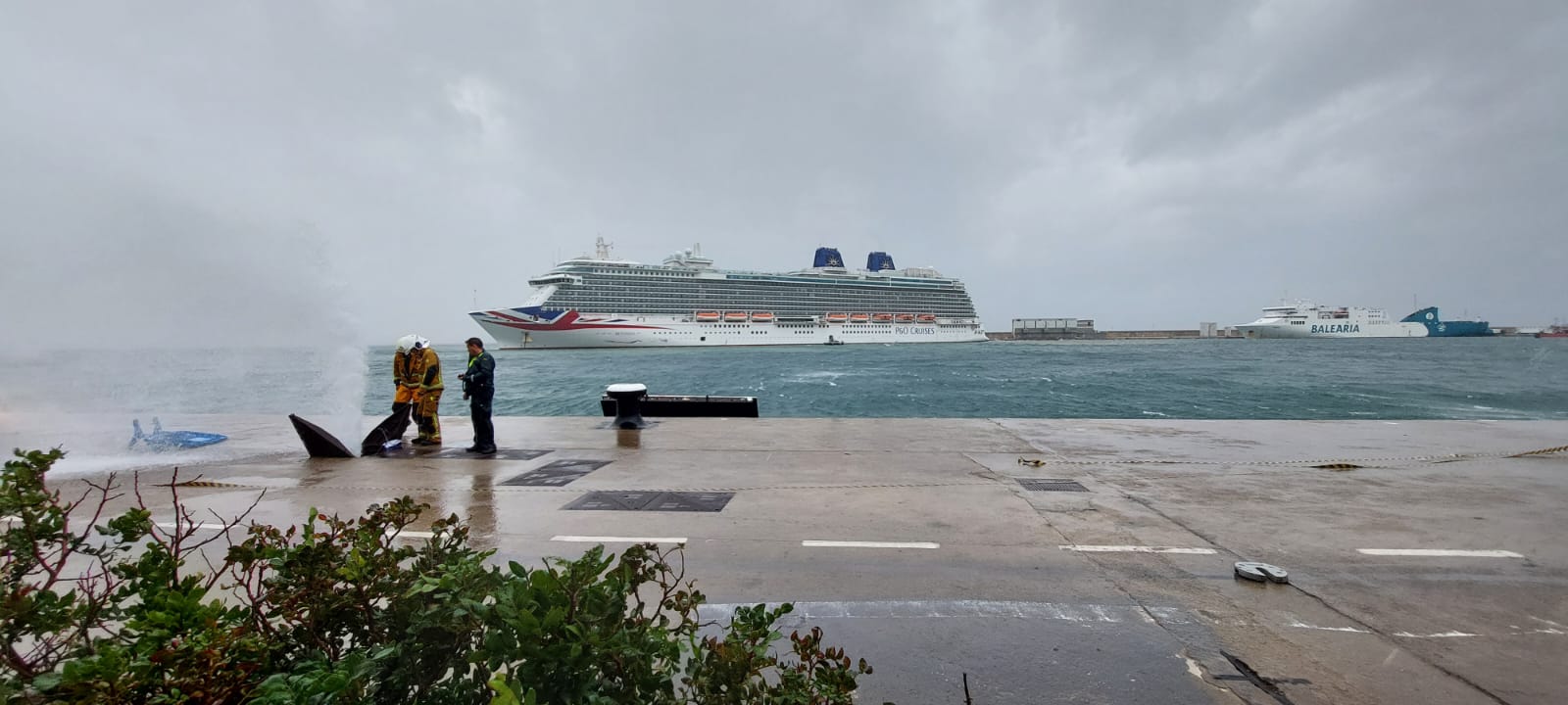 A cruise ship breaks moorings of the port of Palma and hits a docked oil tank