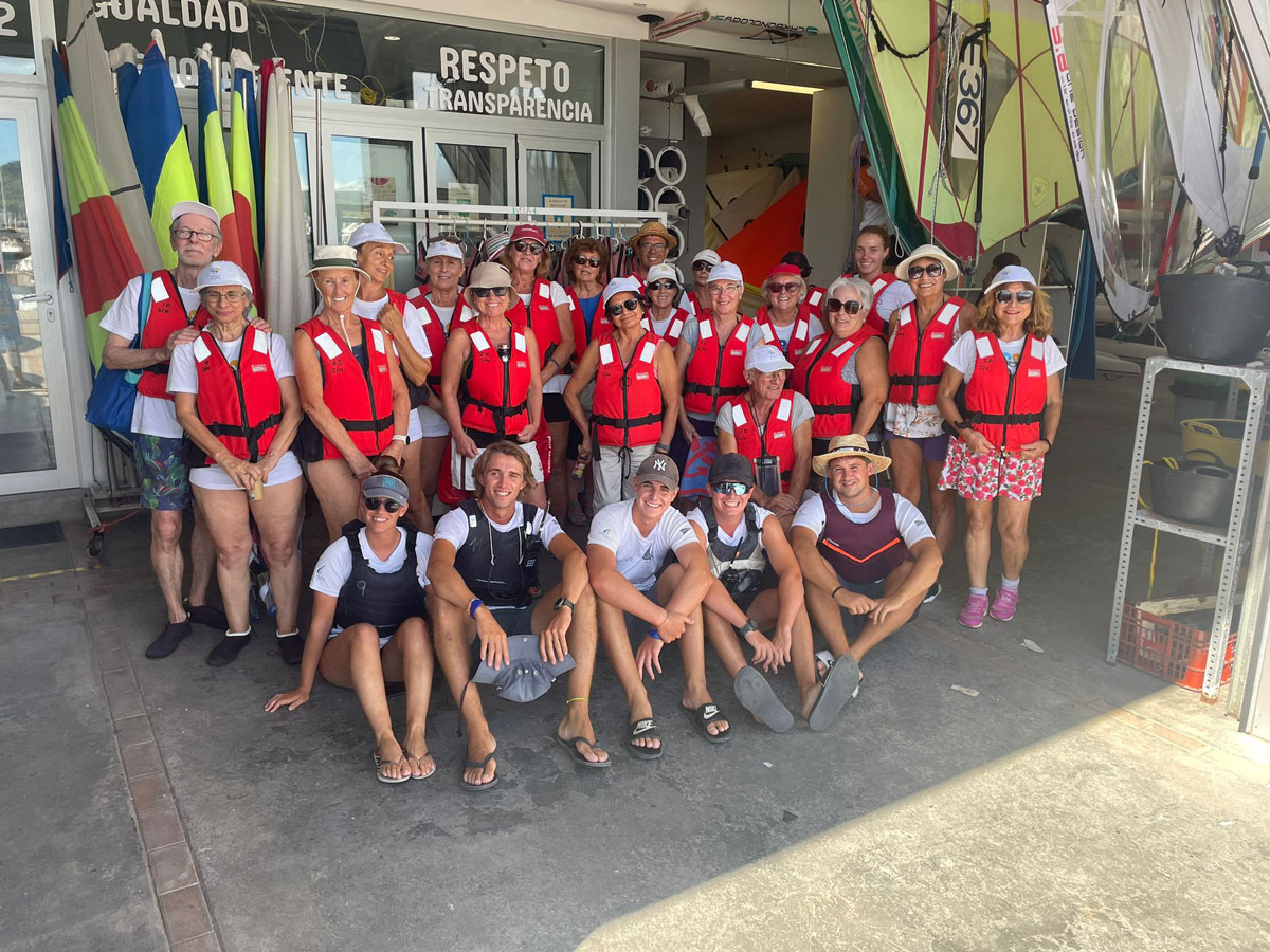 Un grupo de jubilados disfruta de la vela con el programa ‘Eivissa en Gran’ de Es Nàutic