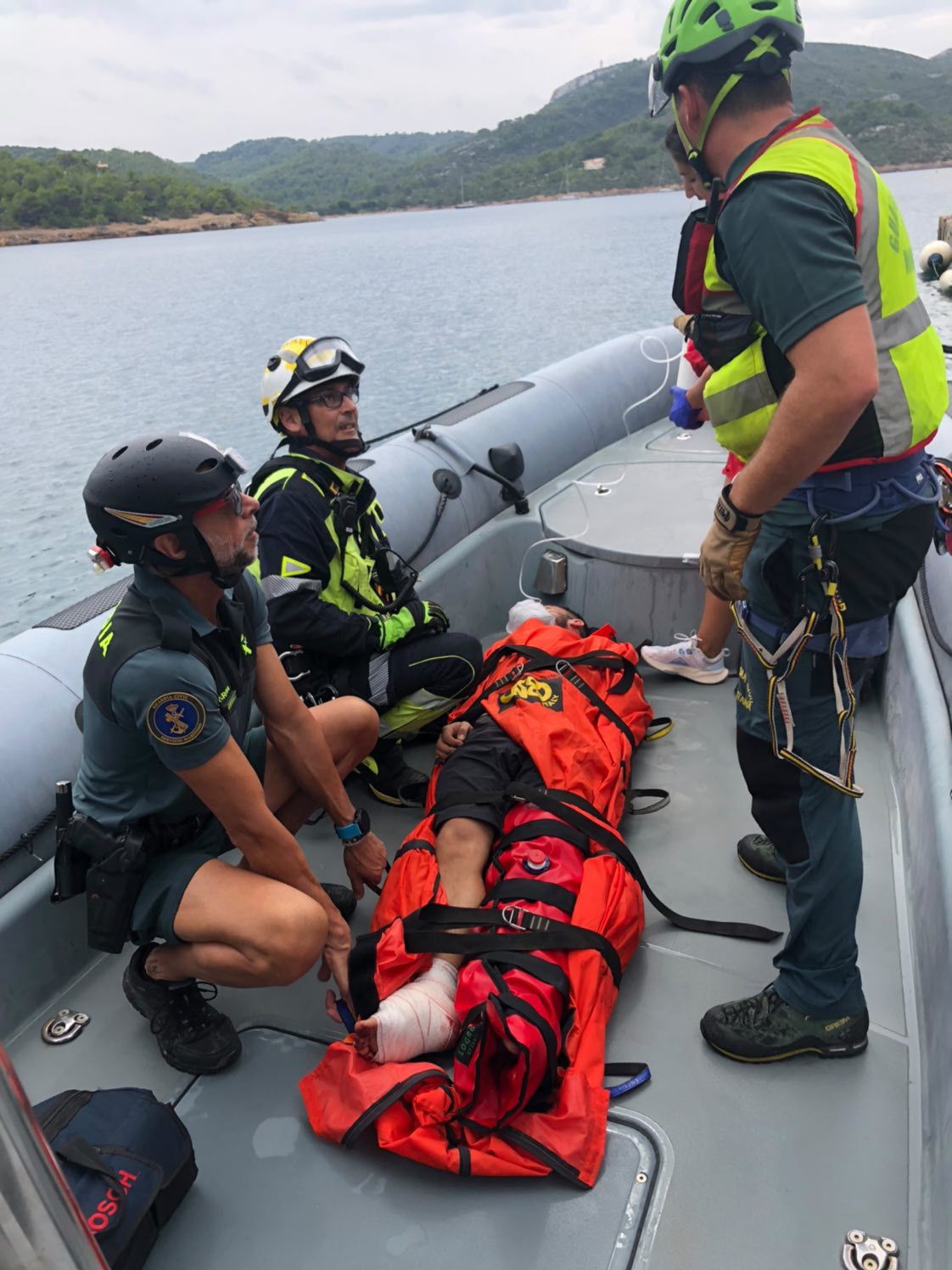 La Guardia Civil rescata en la isla de Cabrera a un marinero herido