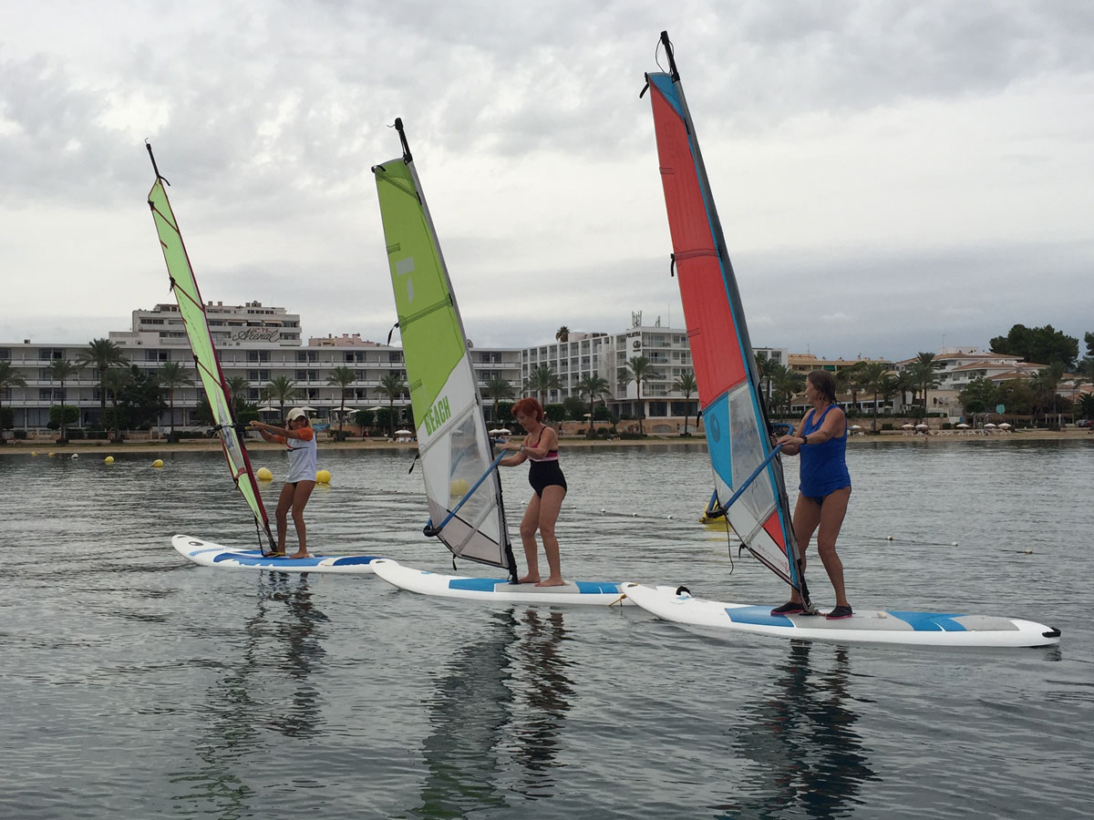 Montse and María, students of the CNSA with only 73 and 67 years old, demonstrate that windsurf has 