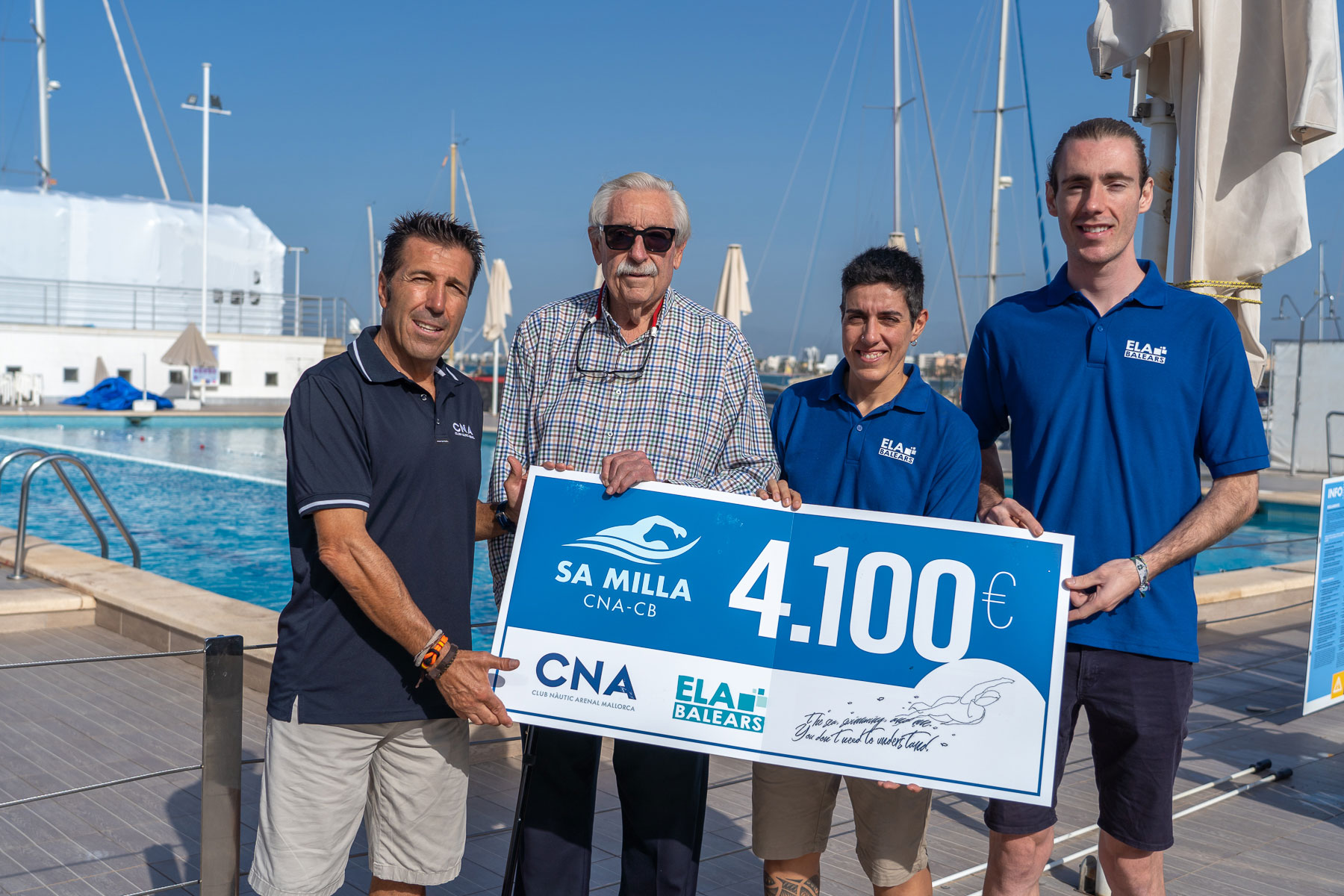 El Club Nàutic S’Arenal entrega la recaudación de  Sa Milla de natación a ELA Balears