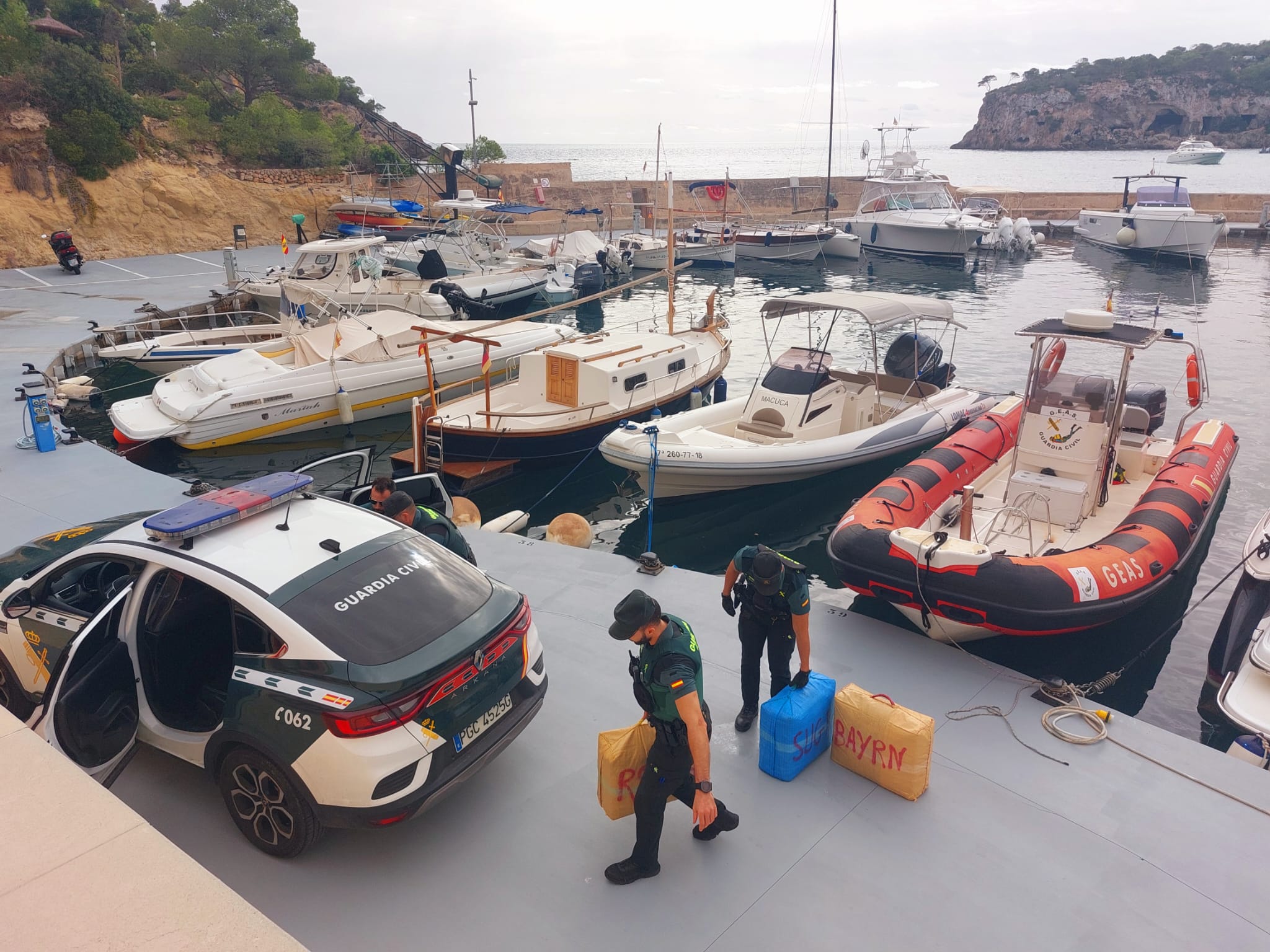 Localizados más de 700 kilos de hachís en aguas de Calvià y Andratx