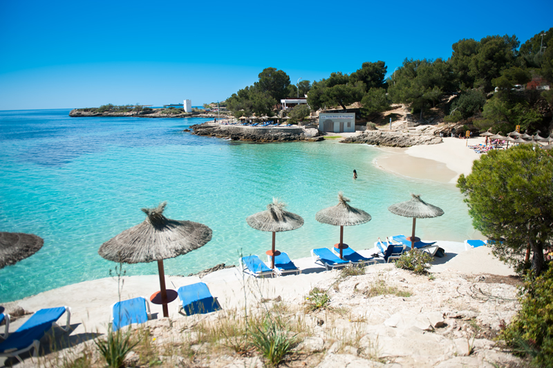 Calvià is committed to keeping the beaches open and equipped with services for more months of the ye