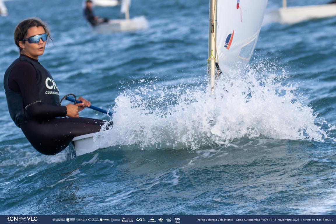 Los regatistas del CN Arenal, Amalia Coll y Sean Sadler triunfan en el Trofeo Valencia Vela Infantil