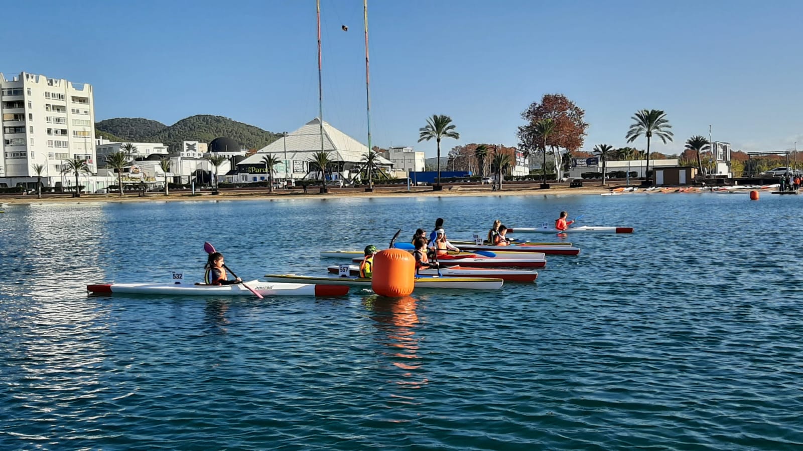 Medio centenar de palistas participan en la 1ª prueba de deporte escolar de Piragüismo en Ibiza