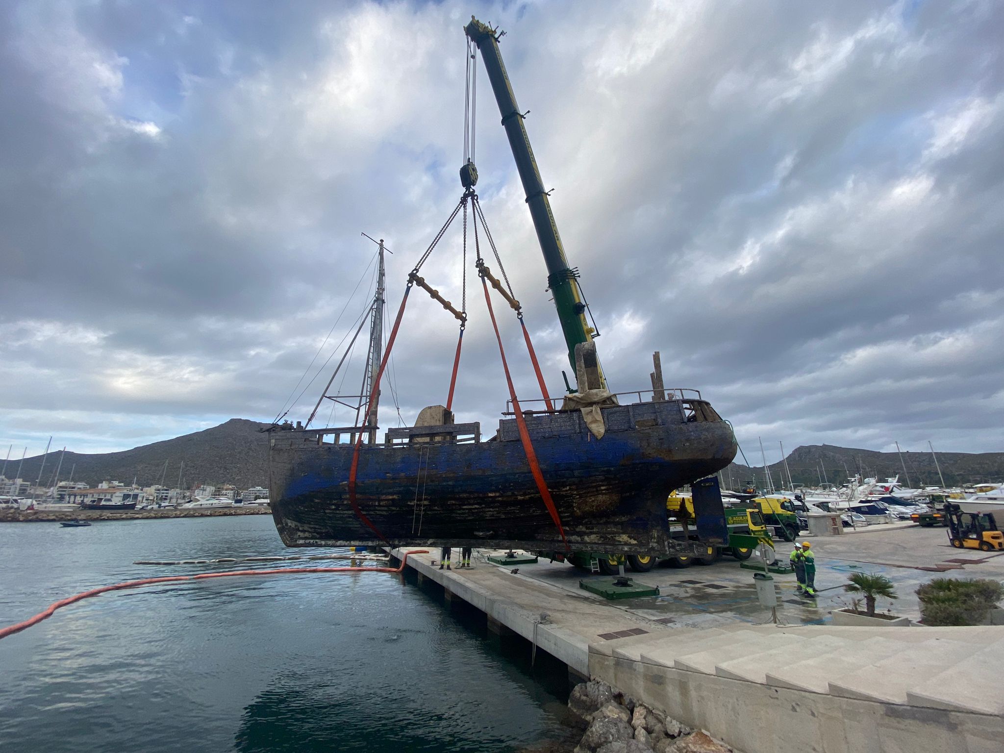 Se inician las operaciones para desguazar la embarcación hundida en la bahía de Pollença