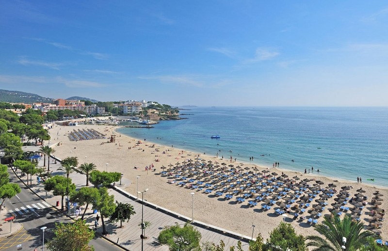 Calvià puts out to tender the beach services to extend and improve the season