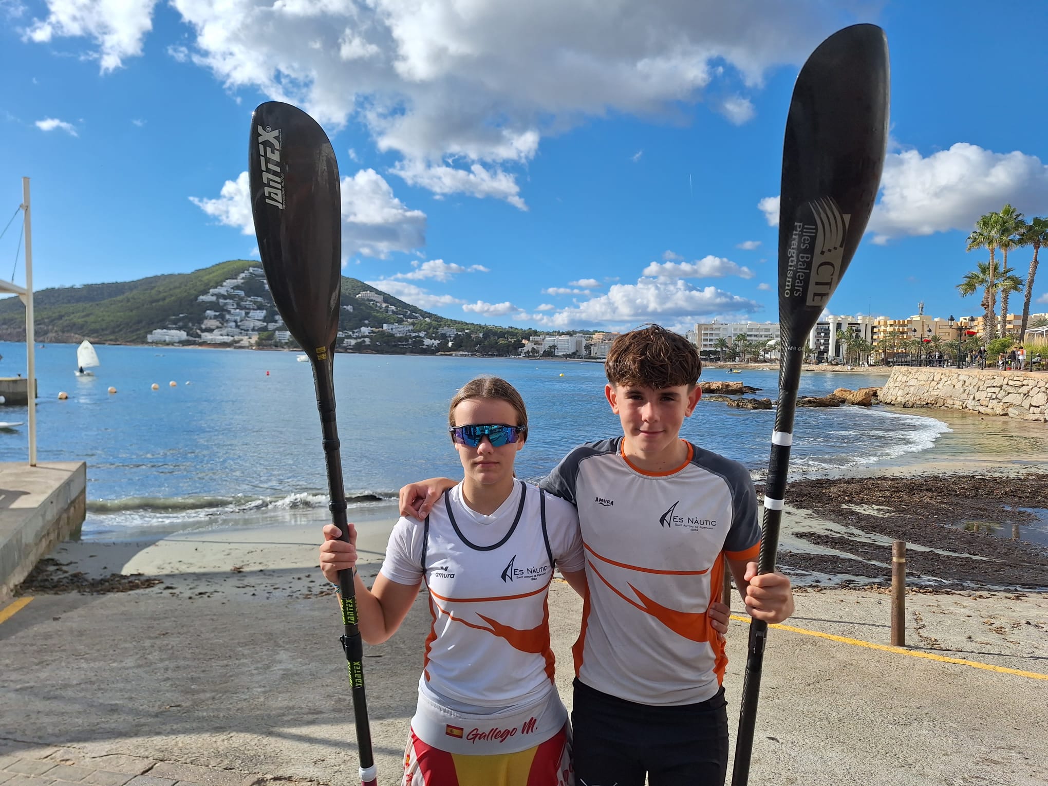 The waves put the paddlers to the test in the second school canoeing event in Santa Eulalia