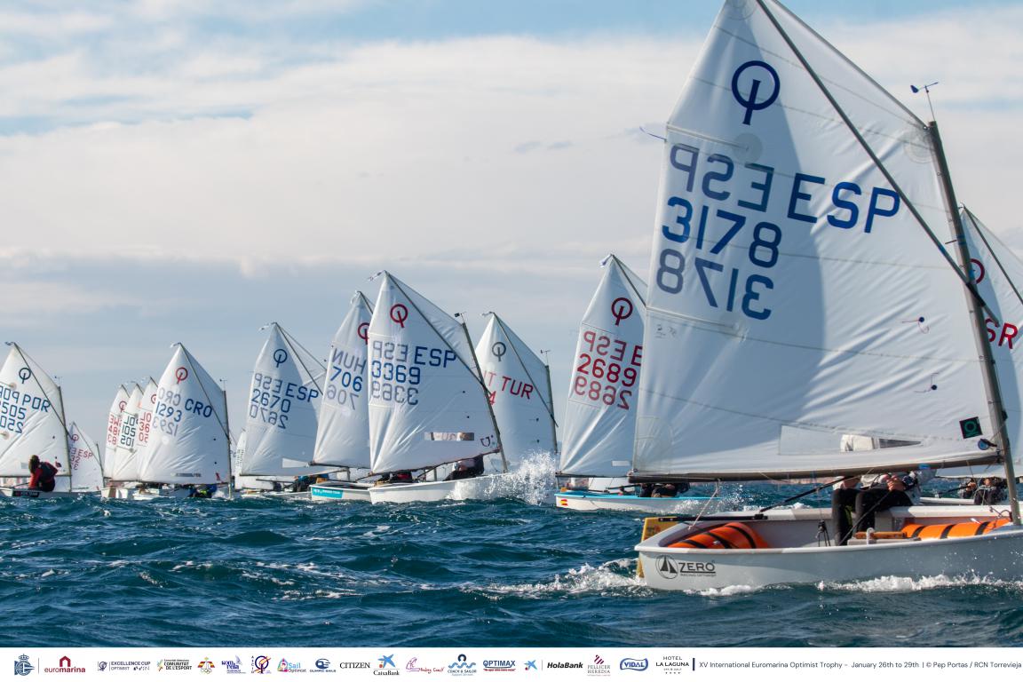 Medio centenar de “optimistas” baleares lucharan por la Euromarina Optimist Torrevieja