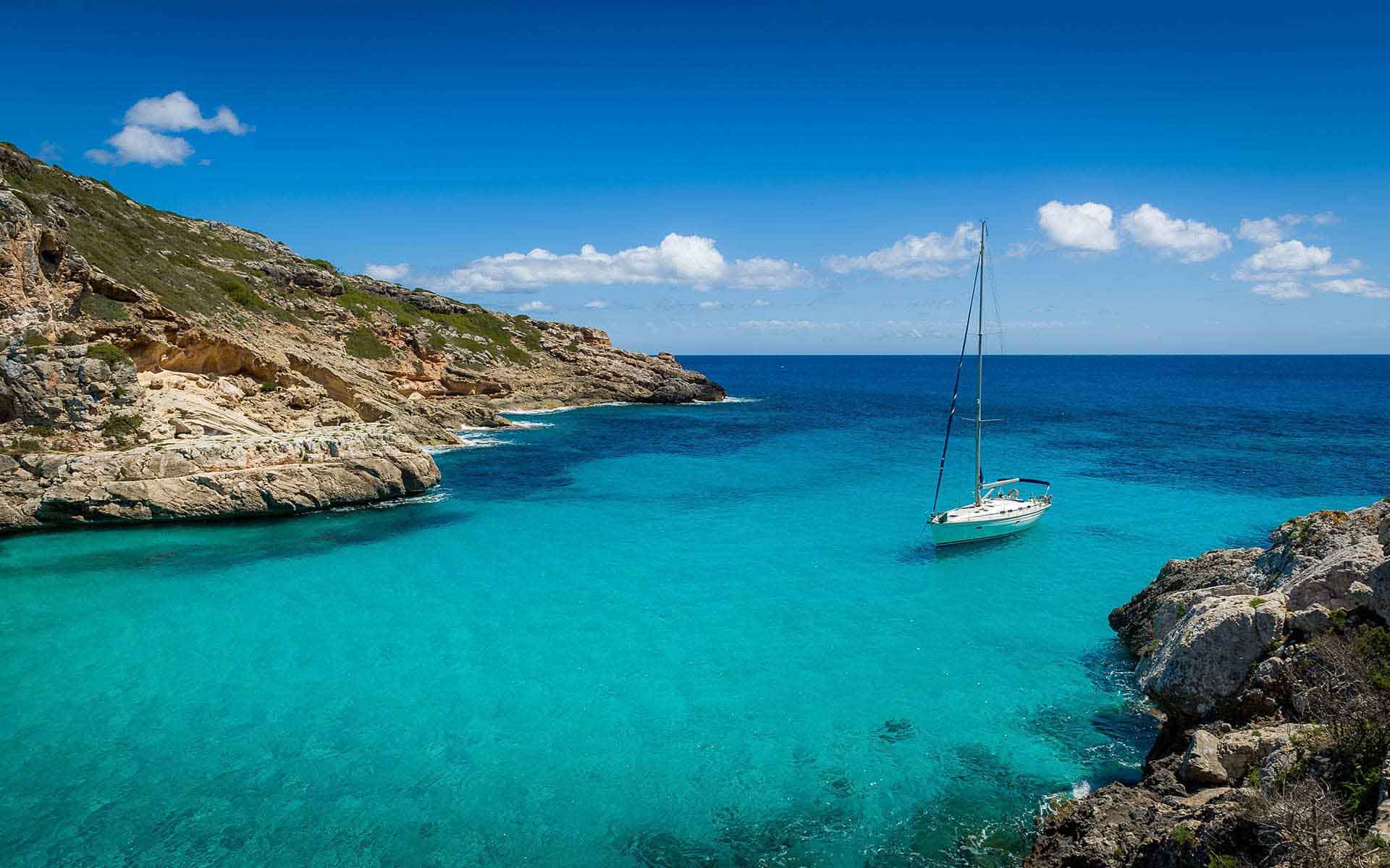 Los navegantes de Mallorca, preocupados por la gestión de los campos de boyas de fondeo