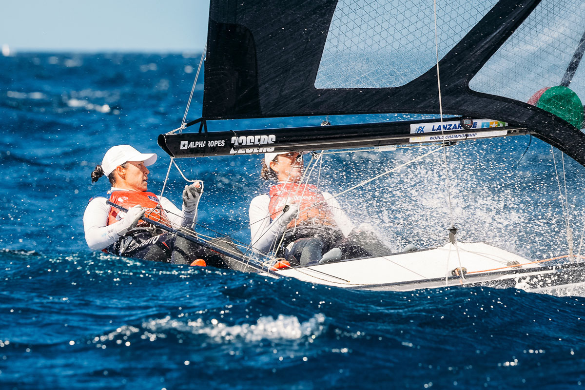 Spectacular start for Paula Barceló and Támara Echegoyen in the 49er FX World Championship