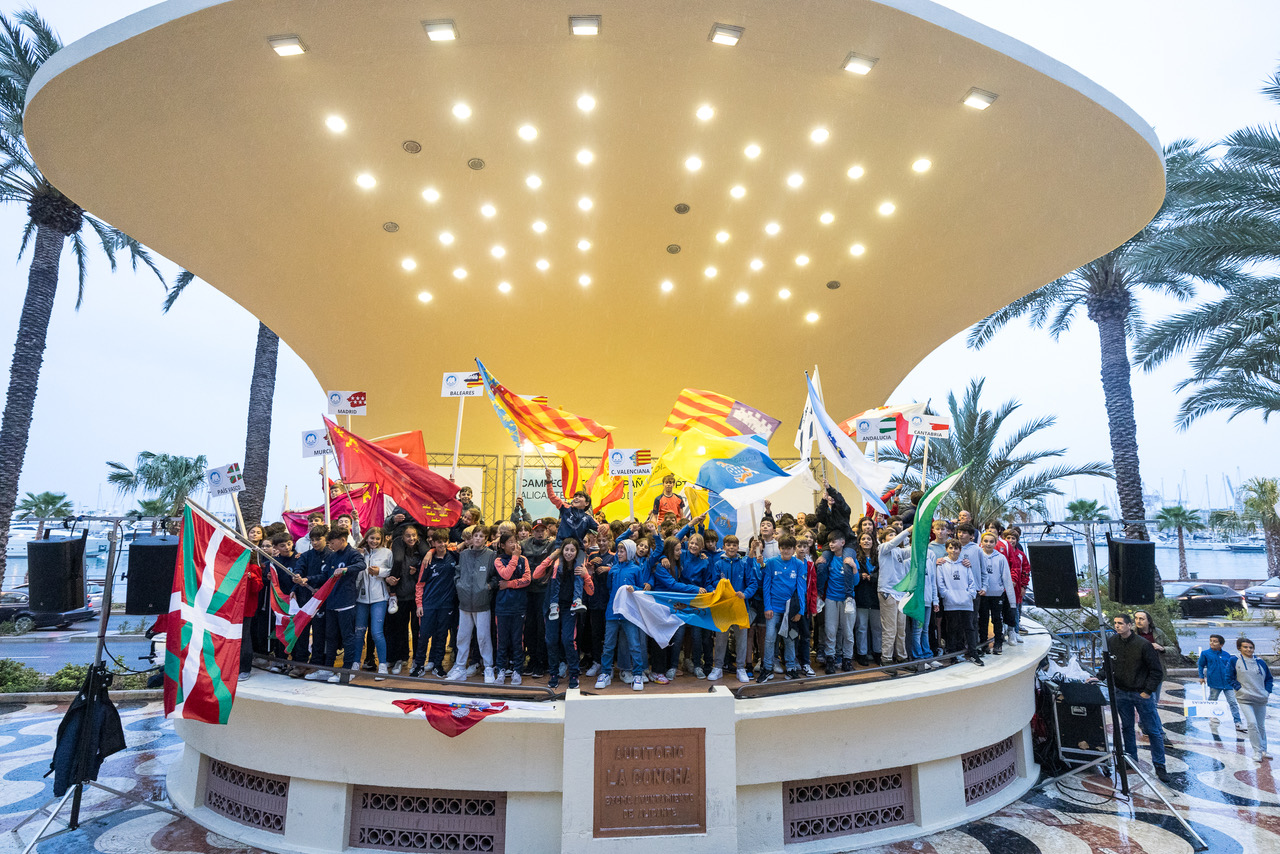 Una veintena de regatistas baleares atracan en Alicante para alzarse con el nacional de Optimist