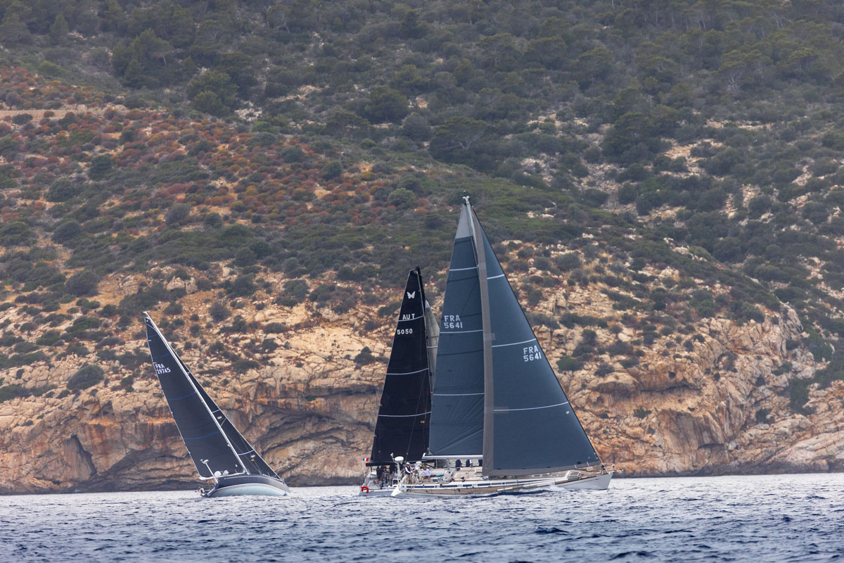 La Larga suelta amarras con más de una treintena de barcos en liza