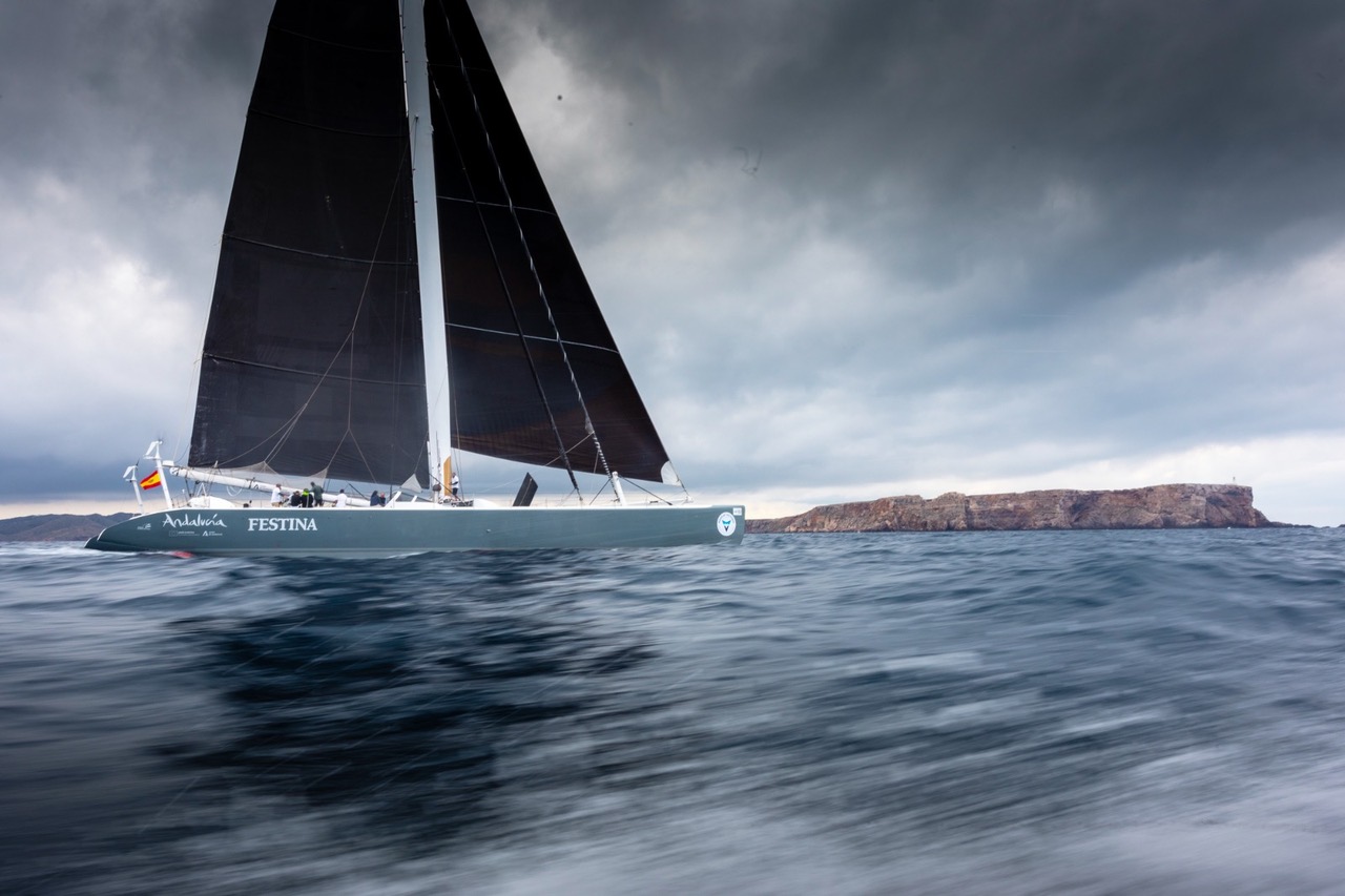 Alex Pella breaks the round Menorca sailing record