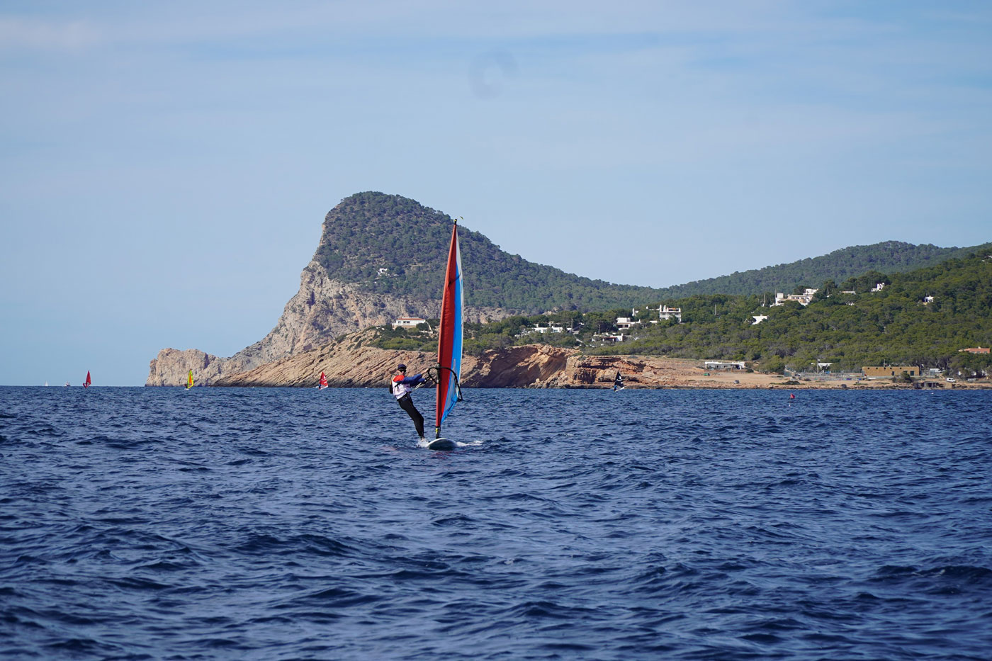 Es Nàutic extiende el programa Adults Windsurf Open a todo el verano