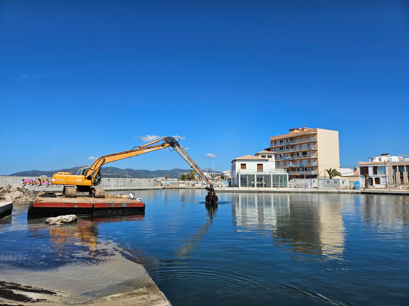 Comienzan los trabajos de limpieza del fondo marino de la dársena del Molinar 