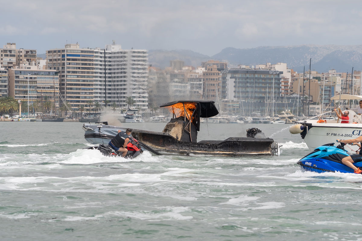 Dos tripulantes de un velero heridos tras la deflagración de motor de una embarcación alquilada