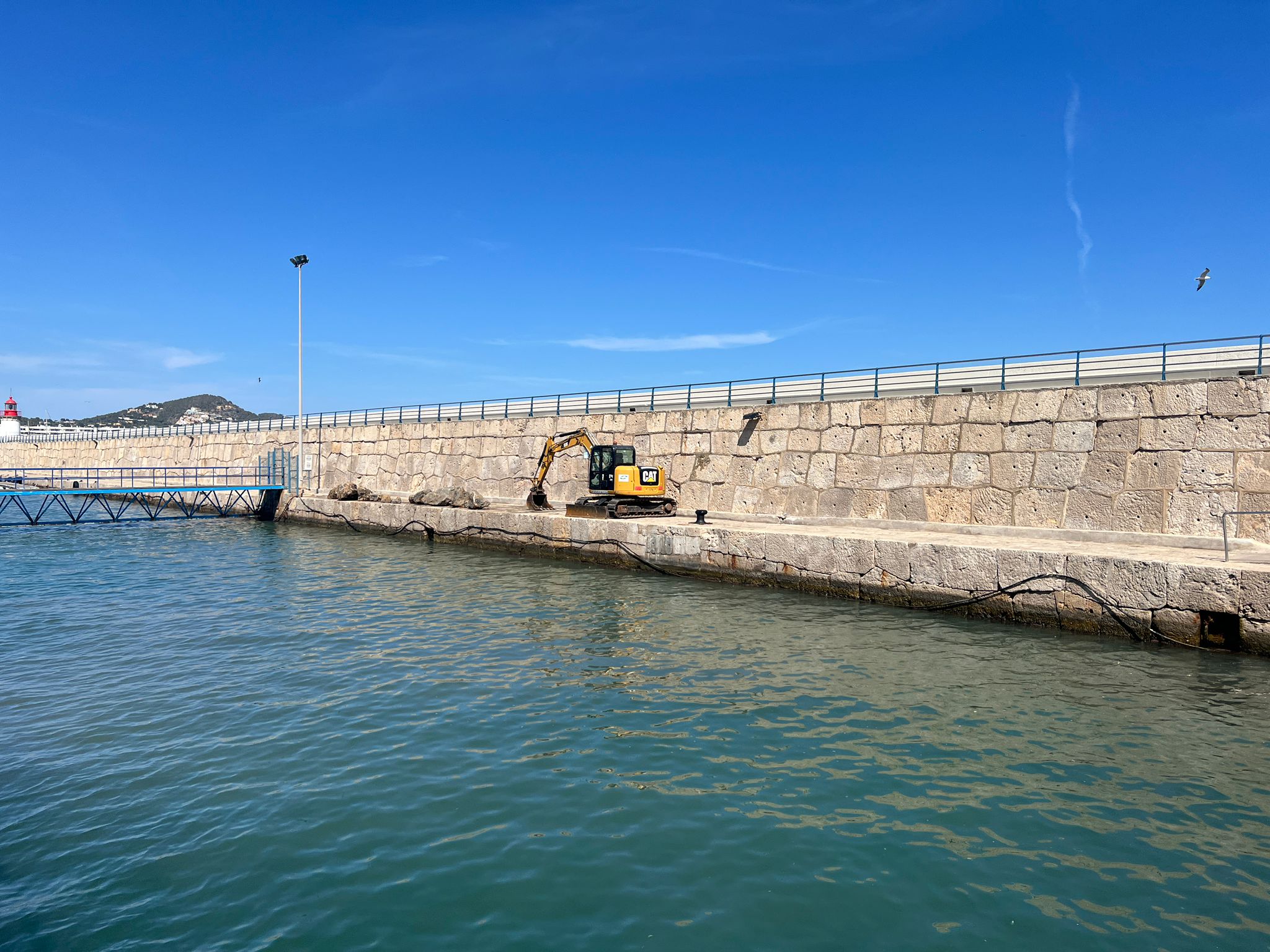 The breakwater of Eivissa is being prepared to moor vessels during weather alerts