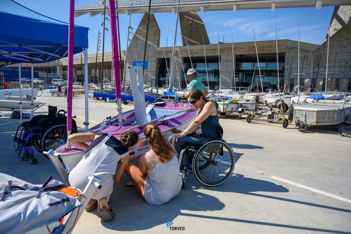 Regatistas del CV Puerto Andratx compiten en la 1ª regata internacional de vela adaptada en Cataluña