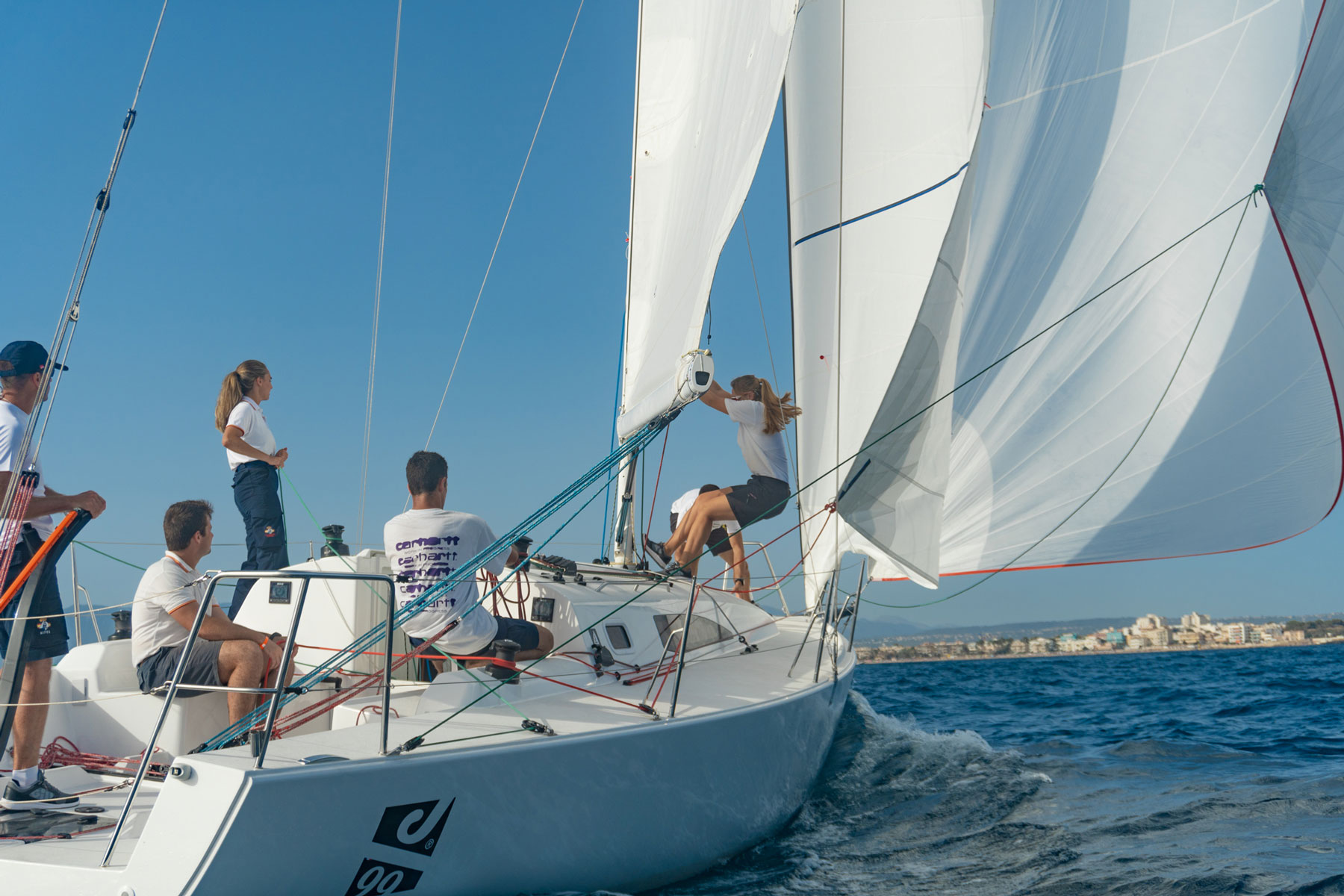 La empresa mallorquina J2 Sailing entrega a la Armada el J/99 que competirá en la Copa del Rey