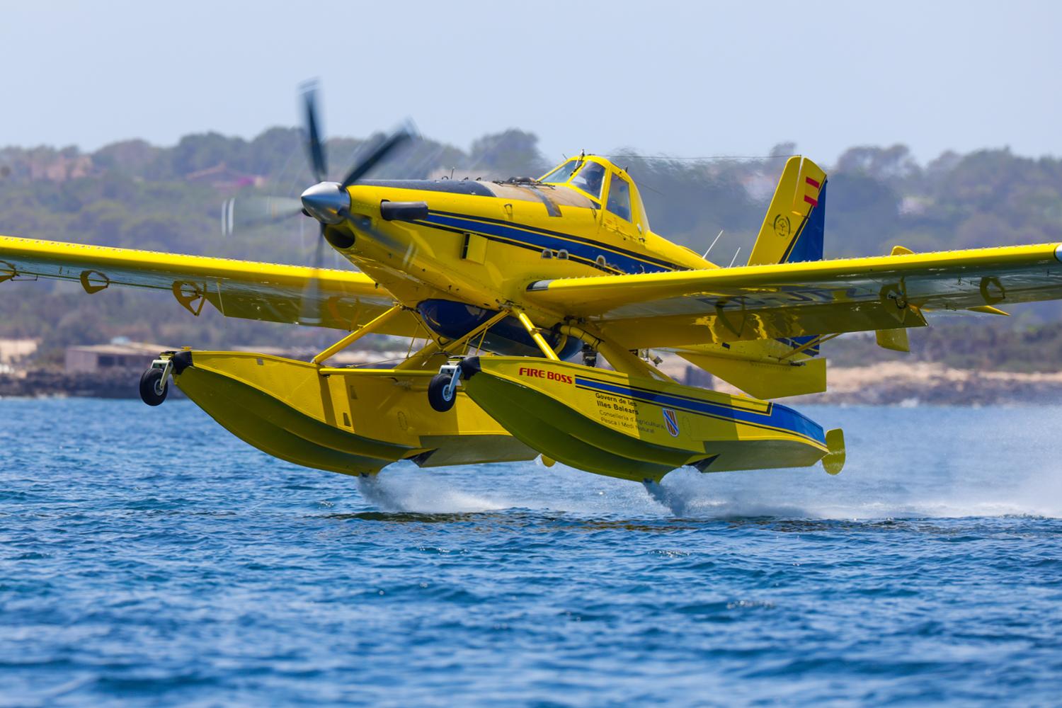 ¡Aviso a navegantes! Avión de extinción de incendios forestales maniobrando