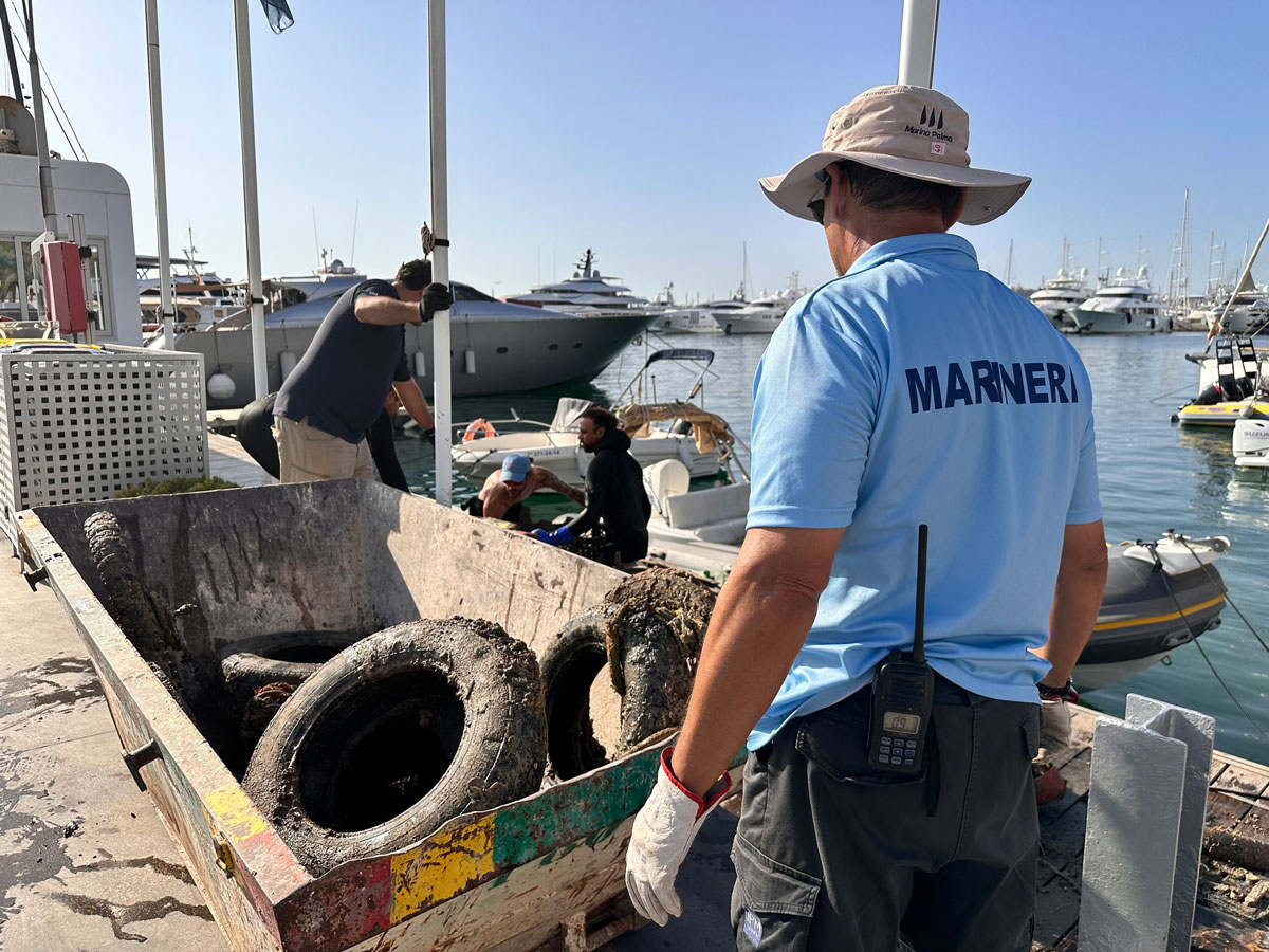 Buzos de Marina Port de Mallorca y Marina Palma Cuarentena se sumergen para limpiar el fondo marino