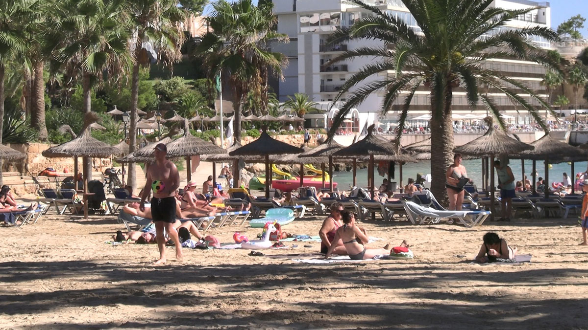 Las nuevas concesiones de las playas de Palma tendrán menos espacio para tumbonas y sombrillas