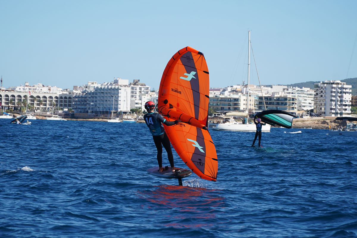 La falta de viento impide el inicio del Ibiza Wingfoil Open Campeonato de España de Racing