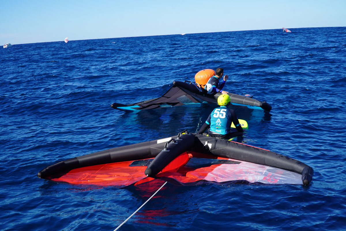 La falta de viento impide el inicio del Ibiza Wingfoil Open Campeonato de España de Racing