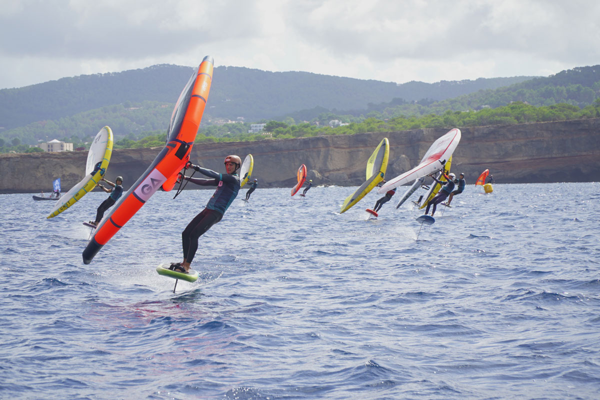 Los juveniles mandan en la tabla provisional del Ibiza Wingfoil Open Campeonato de España de Racing