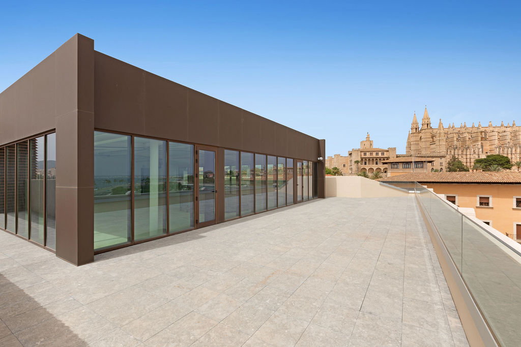 Rooftop Bar-Restaurant at Port Centre Building in Palma de Mallorca Goes to Tender