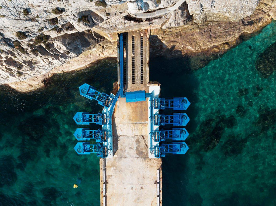 Eco Wave Power visita Port Adriano, primer puerto de España que generará energía a través de las ola
