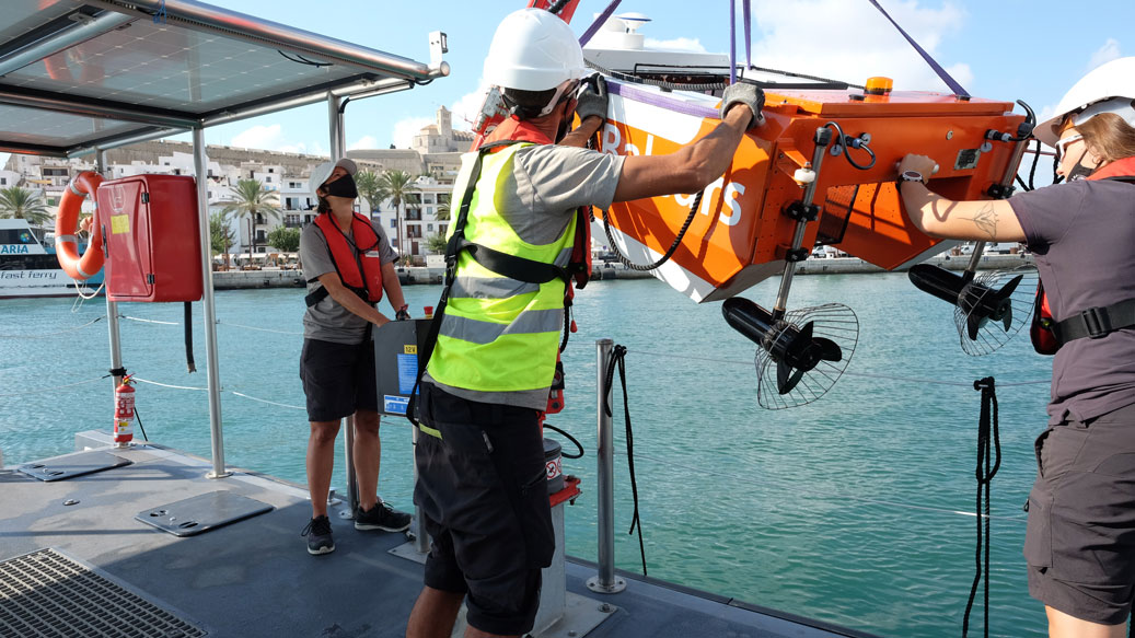 Los puertos de Ibiza y La Savina incorporan un dron a las labores de limpieza