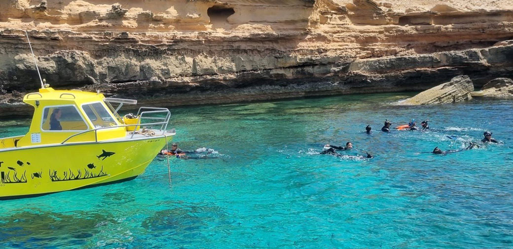 Escolares se sumergen en aguas de Formentera para conocer la posidonia y el entorno marino