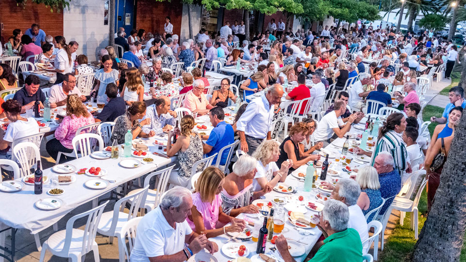 Más de 600 personas disfrutan de la sardinada del Club de Vela Puerto de Andratx