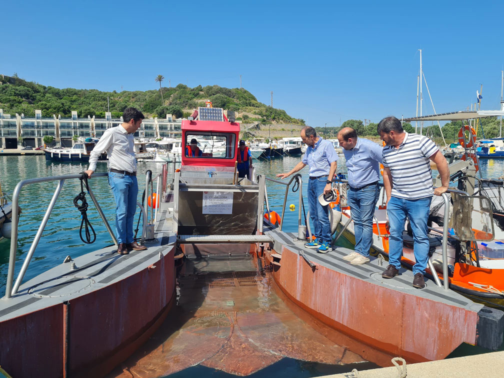 22 embarcaciones se encargarán este verano de retirar los residuos de las costas de Baleares