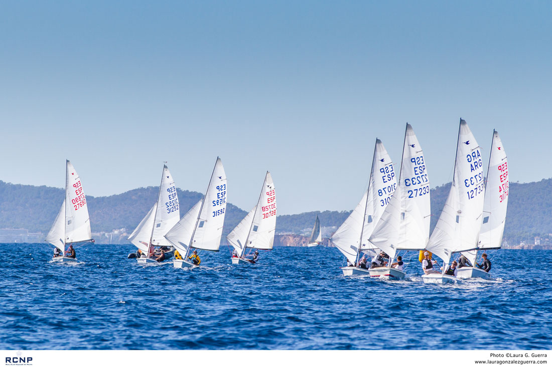 El Campeonato de España de Snipe reúne en la bahía de Palma a nuevos talentos y leyendas de la vela 